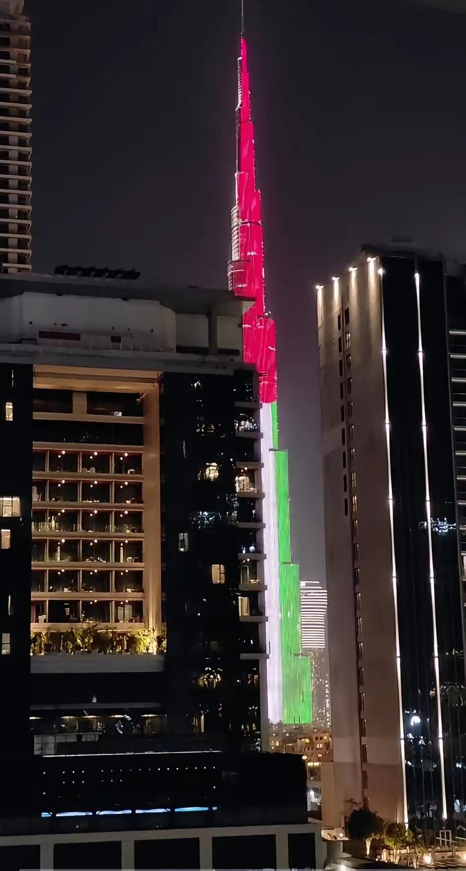 这几天，迪拜塔一直亮着该国国旗，以往最多也就亮个四五分钟。有网友打趣道：要是再