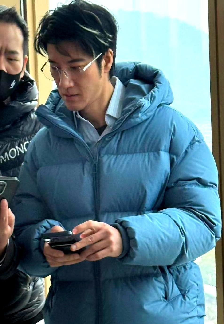 王力宏这是要干嘛！49岁在杭州街头被拍，这状态是认真的？就在杭州的街头，他！