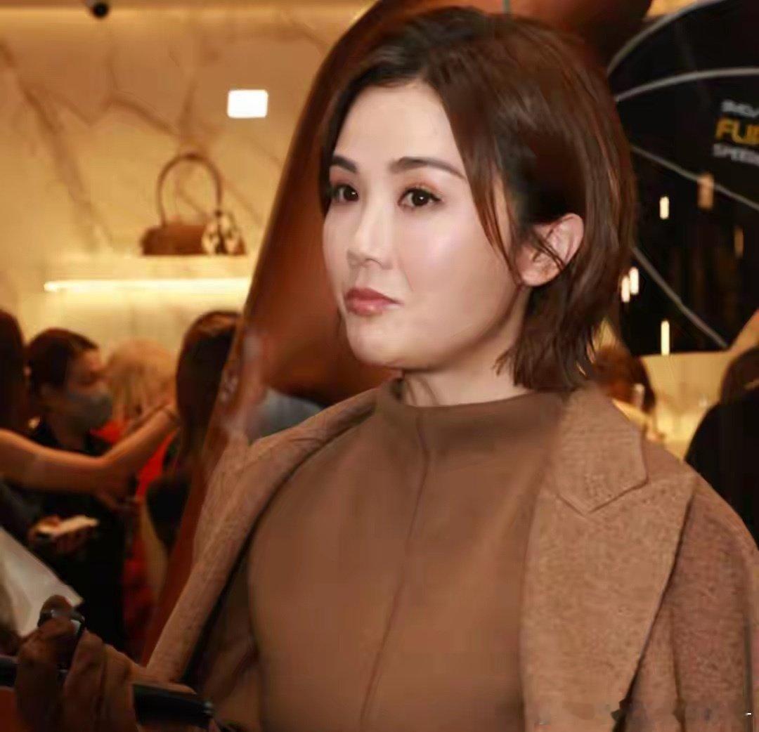 蔡卓妍回应张致恒欠债一事，表示已经不指望对方还钱，还透露仍有朋友在接济他。昔日老友走到这一步，阿Sa