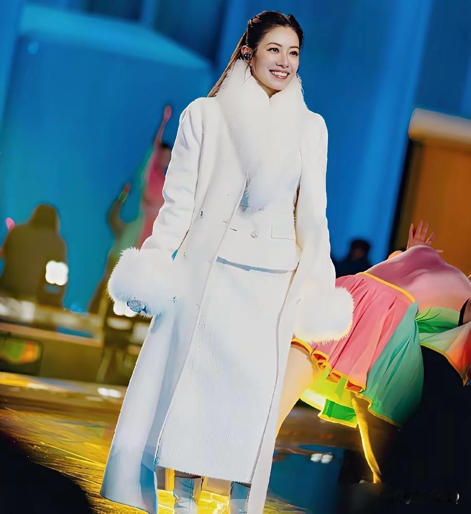 太好了，这次央视跨年大伙儿都穿得暖暖的，唱歌都中气十足。礼服虽好看，但不一定非要