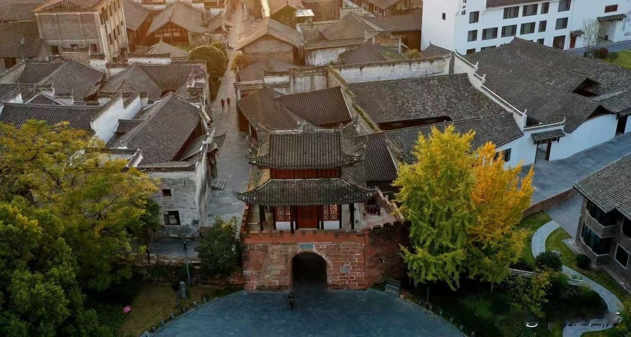 湖南怀化黔阳古城的中正门位于古城西边，始建于明成化八年，清道光年间用红砂石修筑，