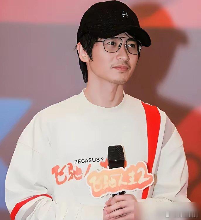 劝你别再神话韩寒了。这根本不是什么天才叙事，这人就是个“怪物”。二十出头，拿