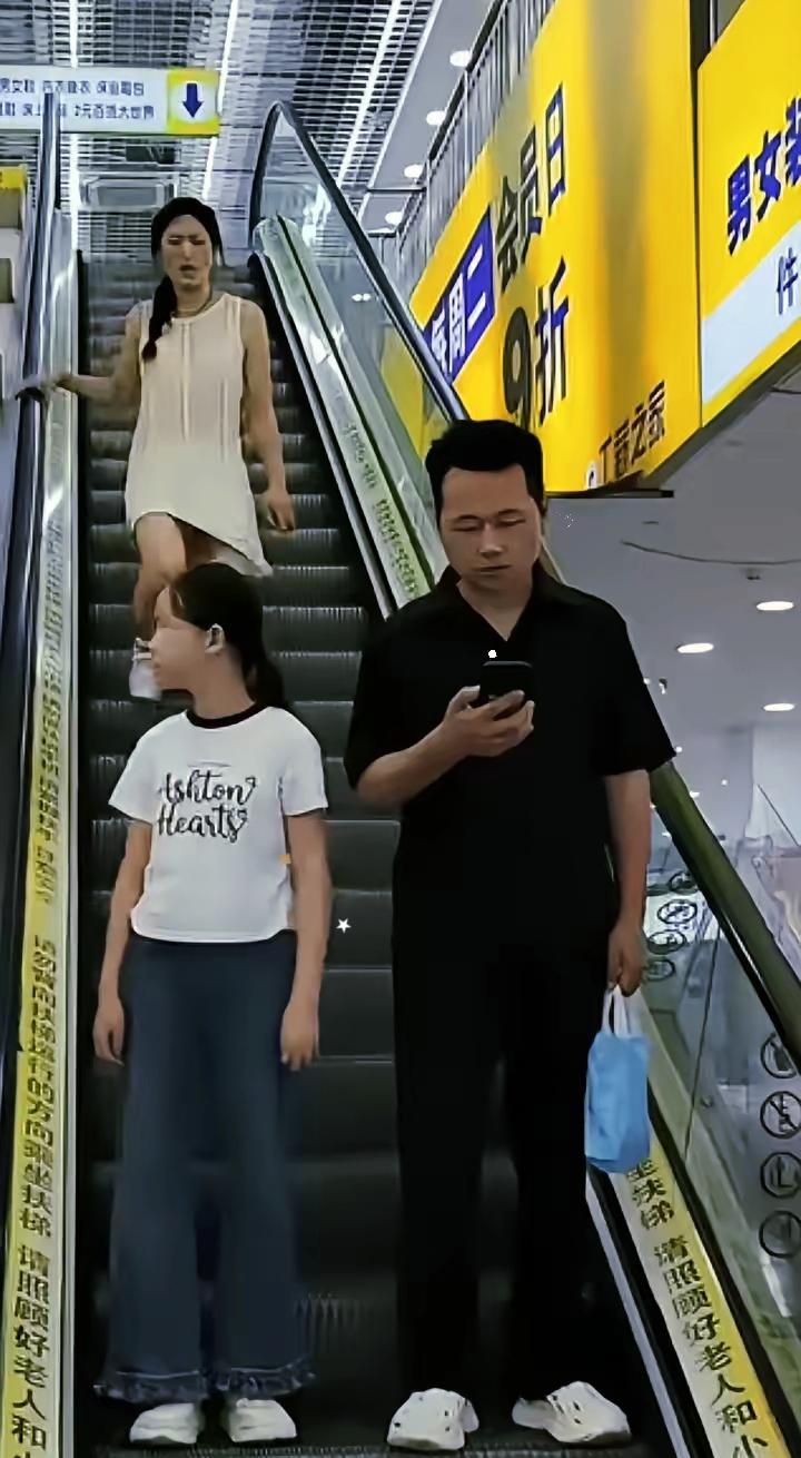 寒心！最熟悉的陌生人。夫妻离婚三年后，在商场电梯处偶遇，妻子看见丈夫带着女儿一下