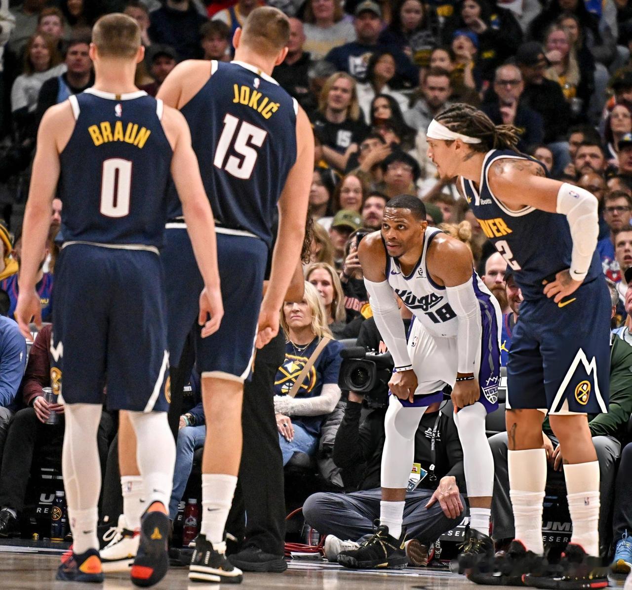 所谓不蒸馒头争口气，威少拿到全队最高得分威少首次回到曾经的老东家掘金主场打出