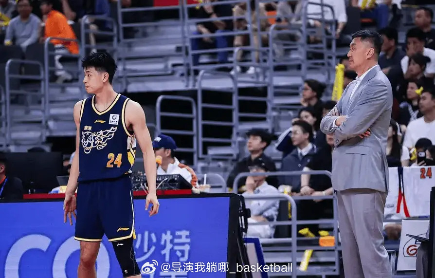 杜锋在球队输给辽宁之后总结比赛：我们自己打得不好，大家还是从自身找原因吧，为什么