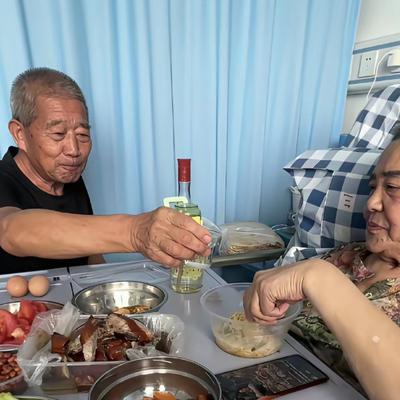 看完心里堵得慌！6月21日，76岁的老黄哽咽了，他的大儿子早就走了。大儿子就俩女