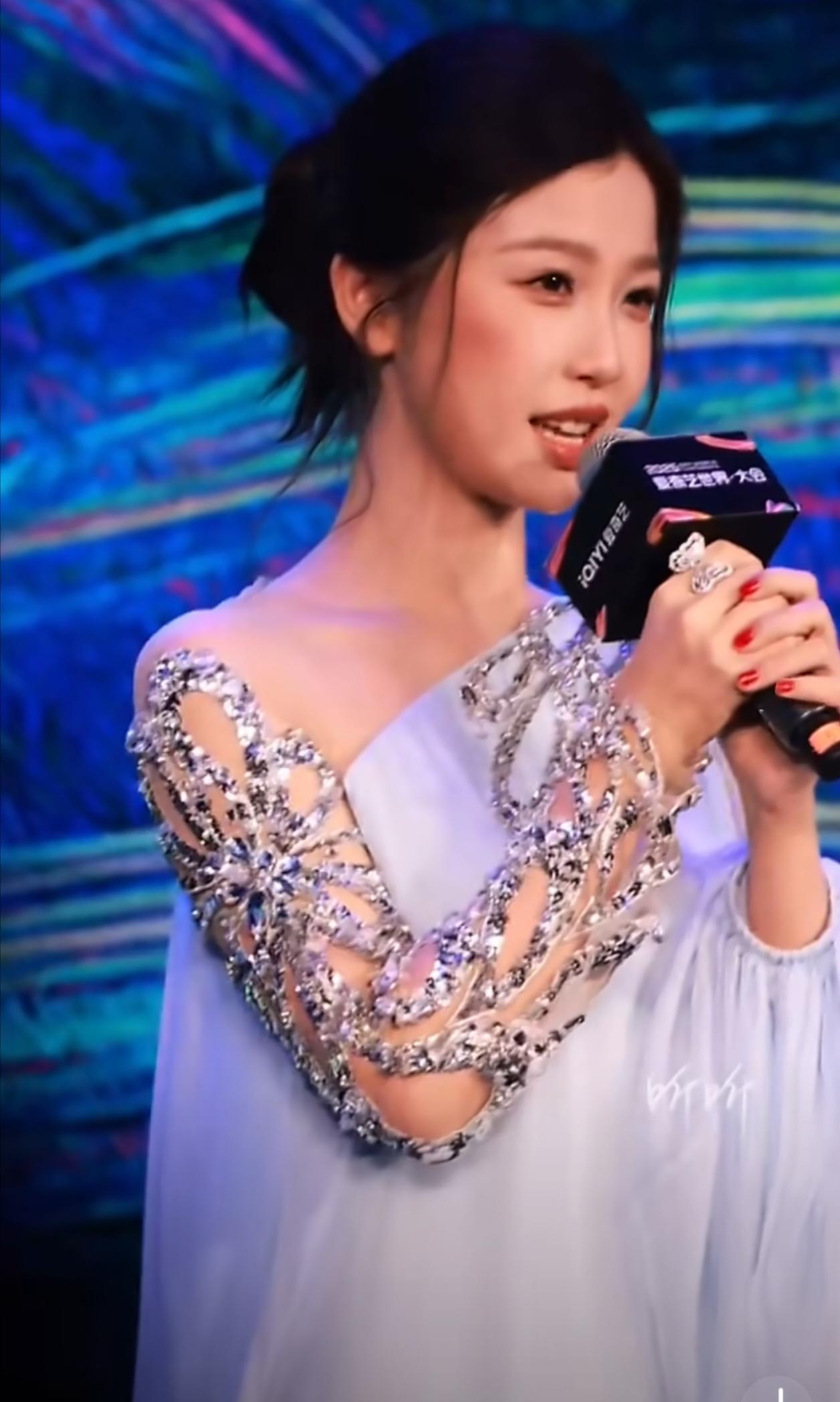 #虞书欣好友米西为其发声#真的是很难得，居然有人愿意出来为虞书欣说话了[笑着哭]