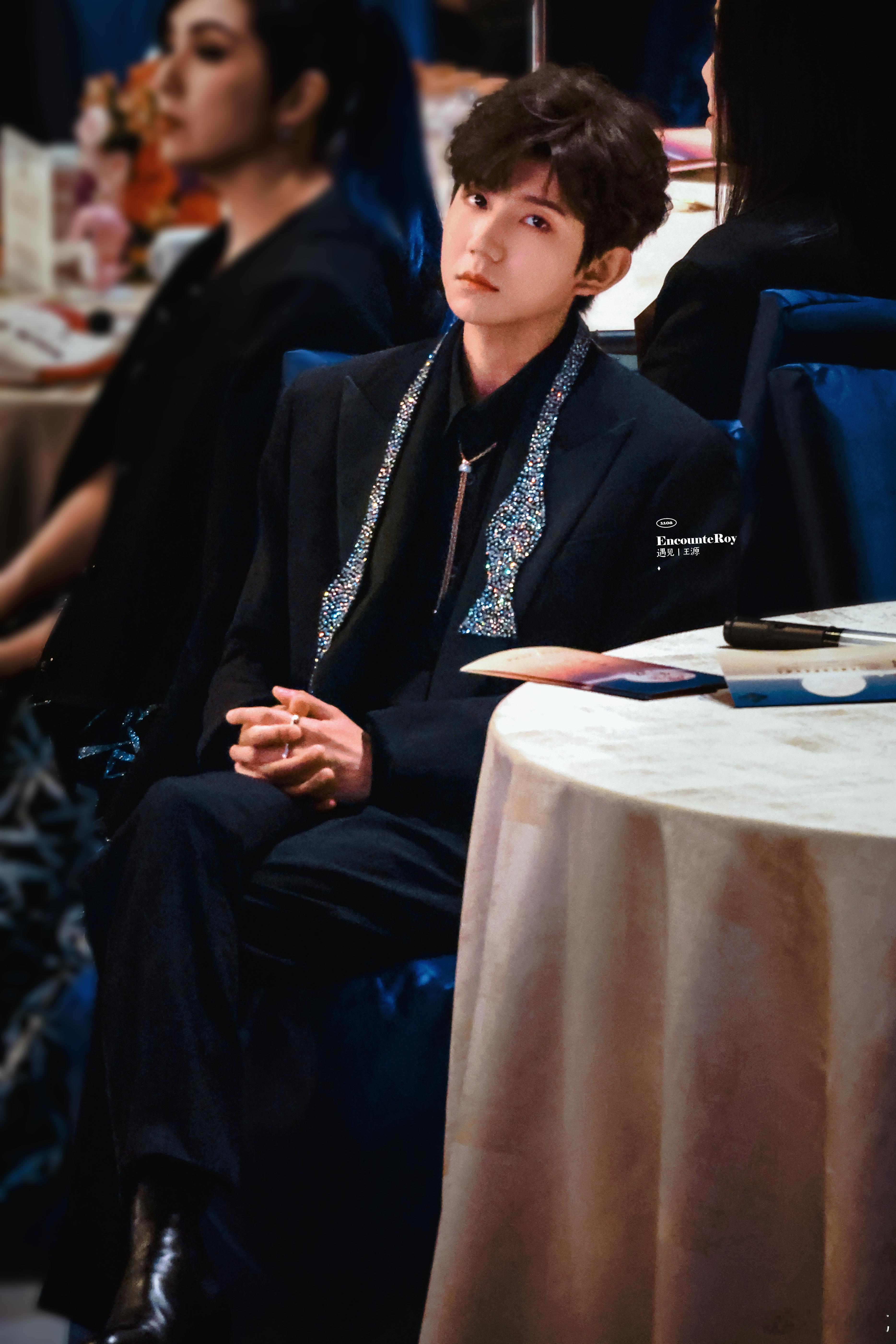 王源是真不拿我当外人直播里随手分享口袋里的薄荷糖，还吐槽新鞋磨脚的小细节，没有