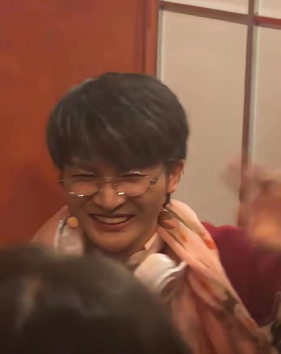 家人们谁懂啊！周深辽宁春晚路透杀疯啦！这次他直接化身“小老头”，白发、老花镜配拐