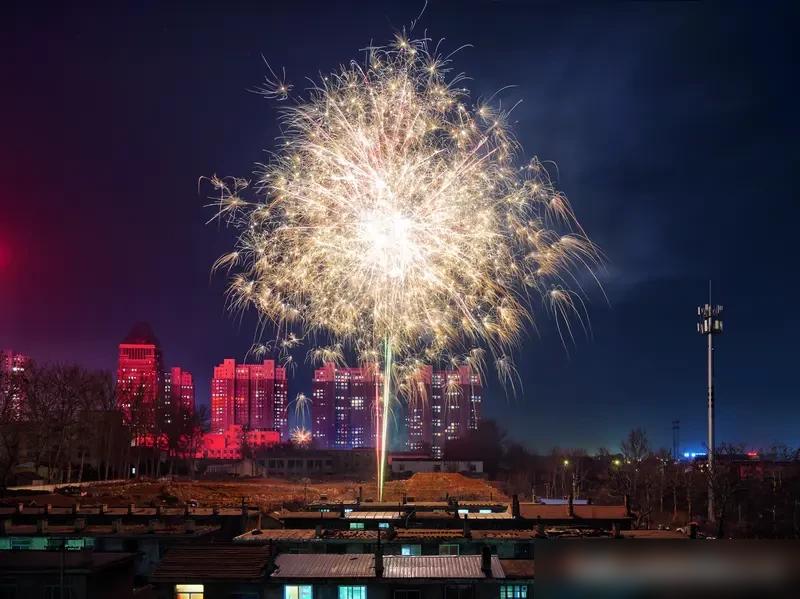 1991年除夕夜，导演满头大汗把四张白纸塞进倪萍手里。全国十几亿双眼睛盯着直播镜