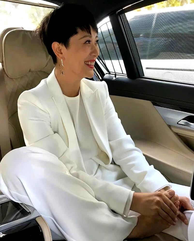 演了20年体面国民媳妇的海清，私下反差惊到所有人。之前她车里脱高跟鞋揉脚的图