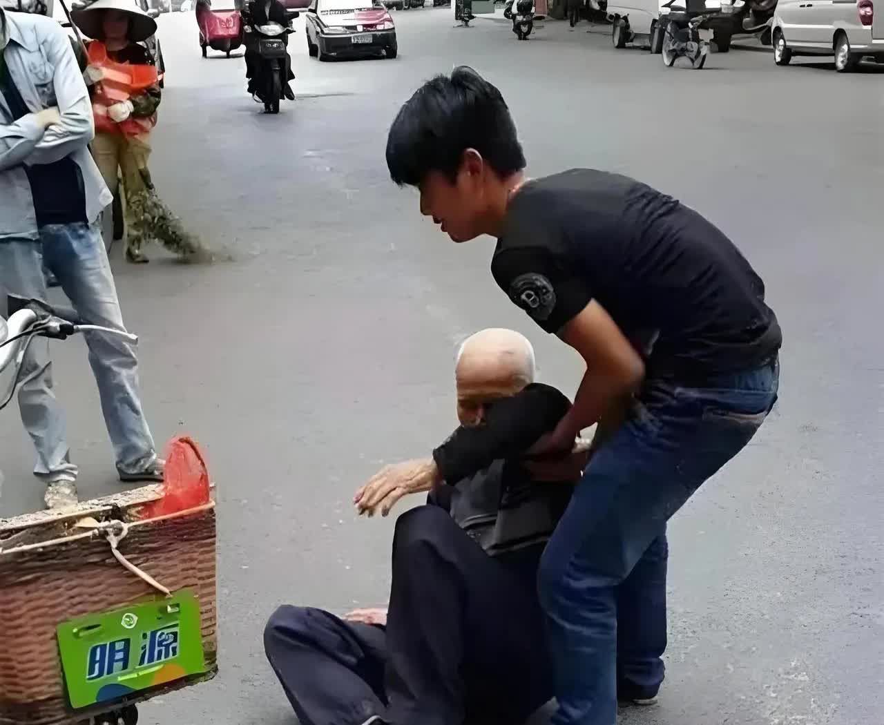 再也不敢讹人可！南京一男子看到老人摔倒受伤，他打开记录仪和手机录像，把老人扶到安
