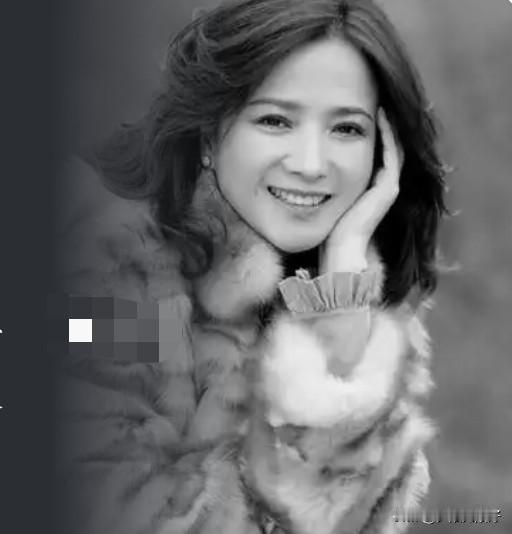 她没忍。那年饭局，大佬的手滑到她腿上，她反手把酒泼了回去，全场死寂。三年后她