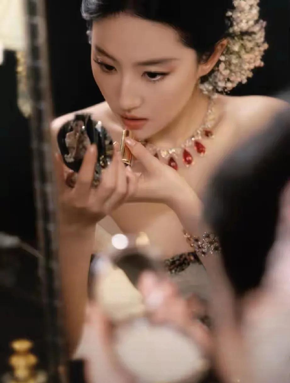 VOGUE二十周年盛典红毯“厮杀”太狠！刘亦菲一袭ElieSaab2025秋