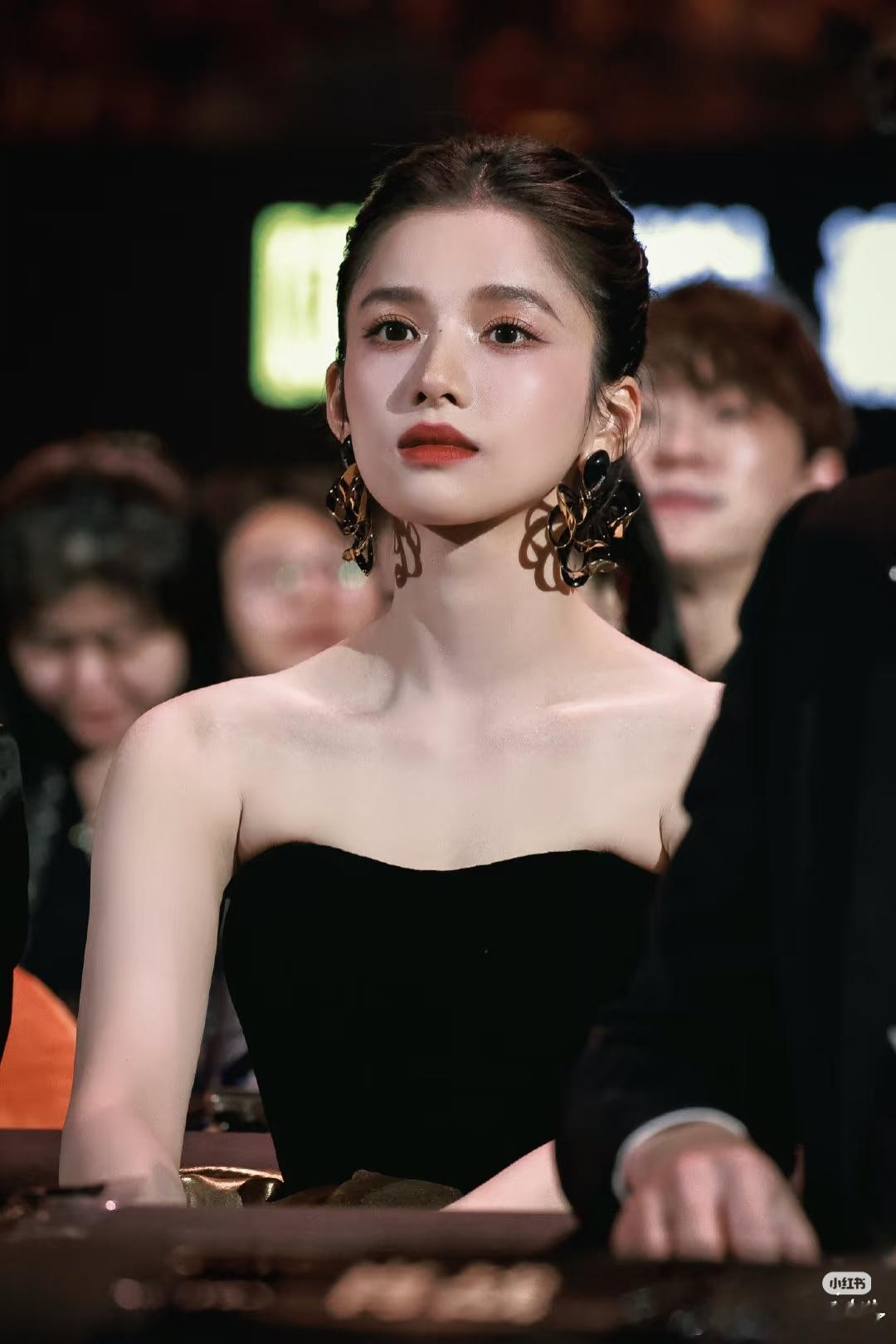 时装周女明星行程张婧仪去两个时装周，期待闪耀伦敦、米兰时装周🙌​​​