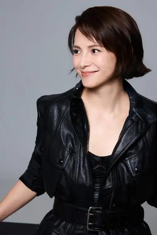 《浪姐》初见会，袁咏仪叫嚣着进了屋，直接放话，谁也不能欺负自己好姐妹李心洁。她