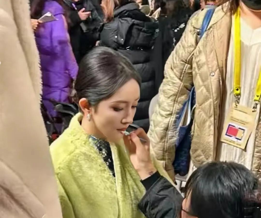 杨幂后台生图，真的是太美了。