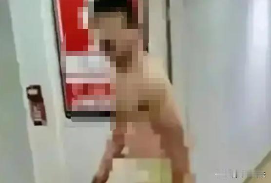 山东济南，年轻女生跟男友去酒店里开房，完事后听到有人敲门，开门后发现门口站着一个