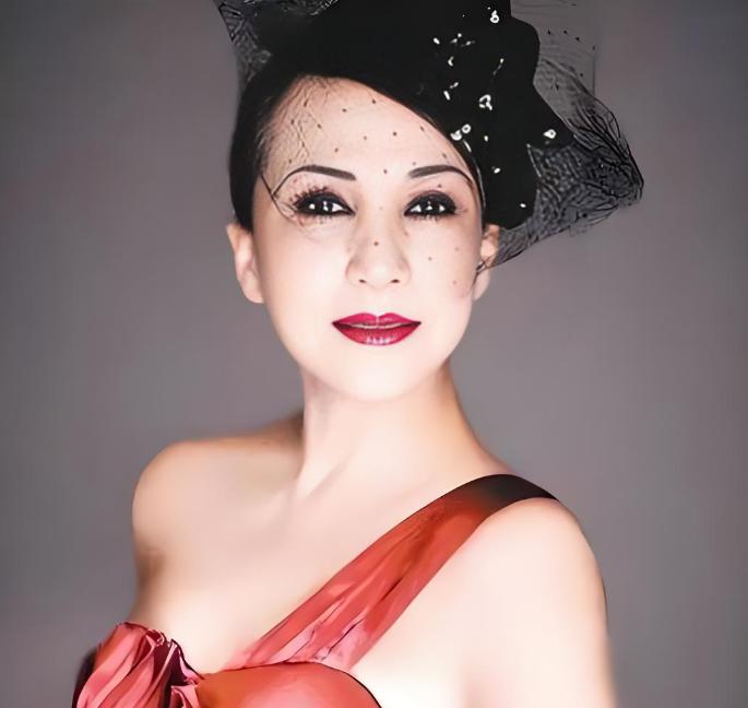 她在事业最顶点的时候出国，在获得唱片奖的关键时候因为爱情而放弃一切，但被老外