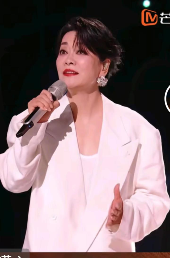 63岁的毛阿敏几乎半退圈状态，查了才知道，和所有明星不同，她的晚年生活居然是