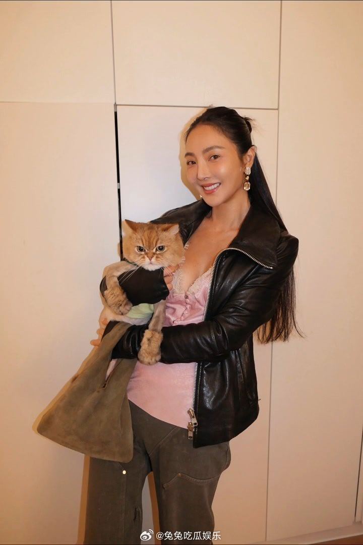 曹格前妻吴速玲47岁状态姐姐状态好好，支持明年参加浪姐