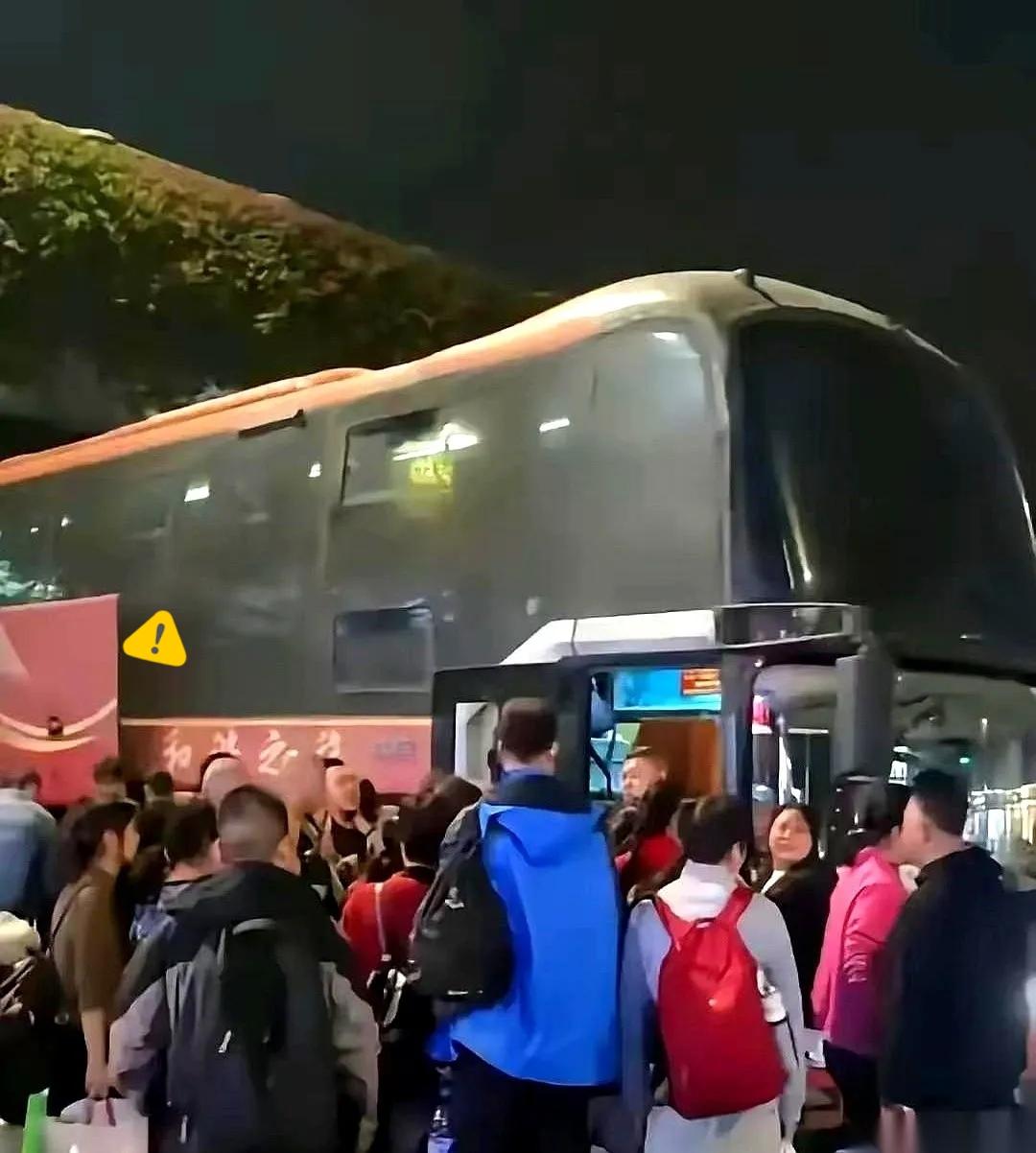 今年春运出了个怪事。抢破头的不是高铁票，涨上天的也不是机票，反倒是那种在高速上