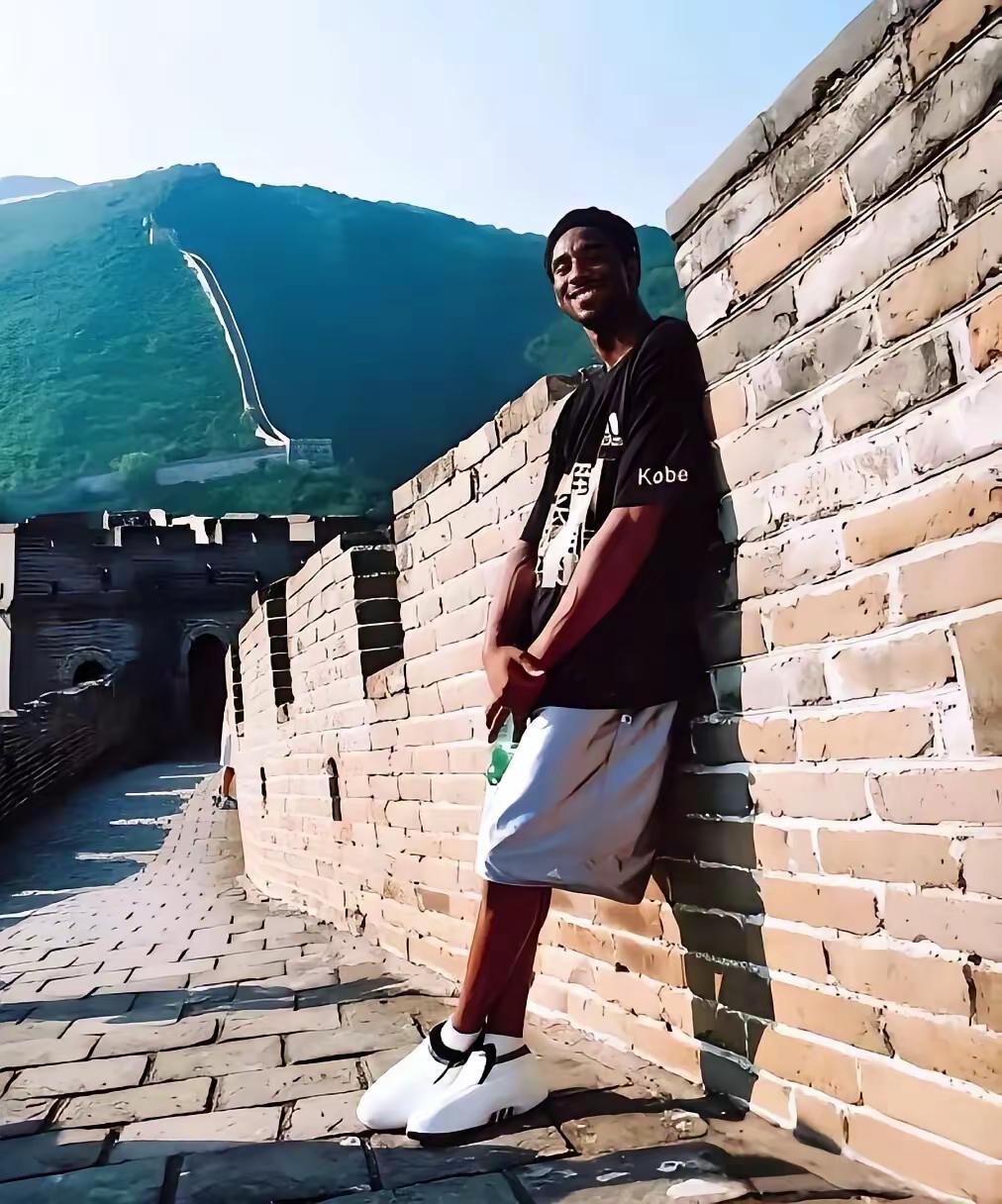 科比2001中国行，再回看旧影像，于嘉老师也太年轻了😂登长城、游故宫、试戏袍、