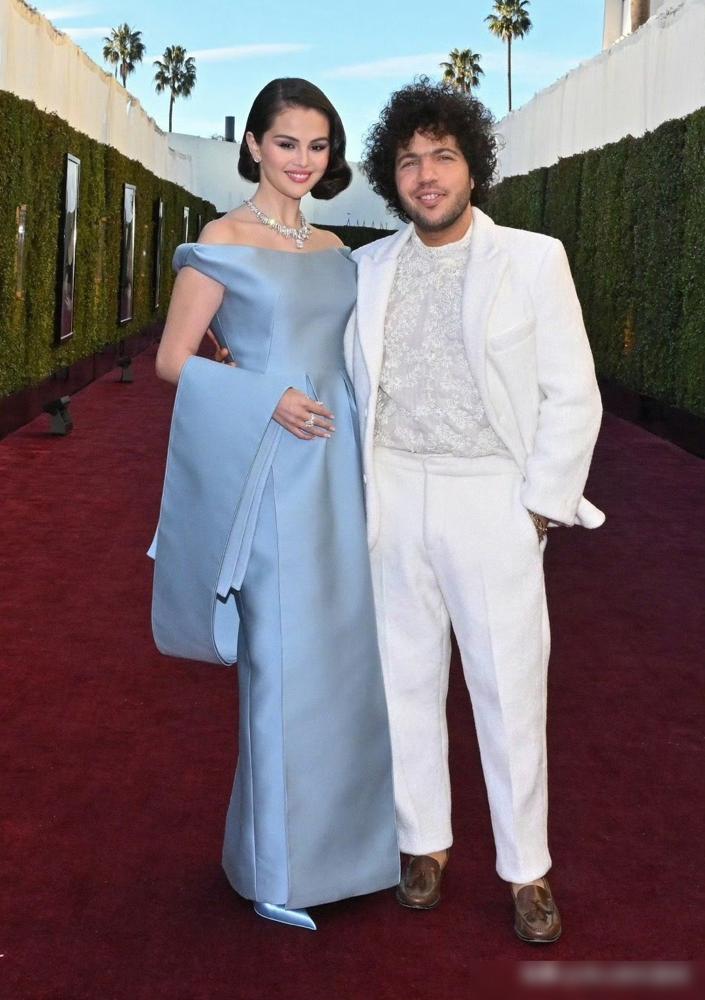 全世界都劝赛琳娜离婚，嫌她老公邋遢，她却当众亲吻丈夫的脏脚。就在直播间里，