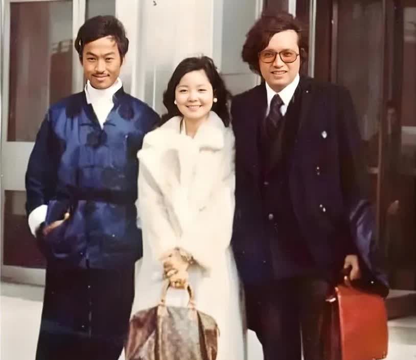 这张照片展现出了邓丽君与男友秦祥林和谷村新司1978在美国的情景，邓丽君长相不算