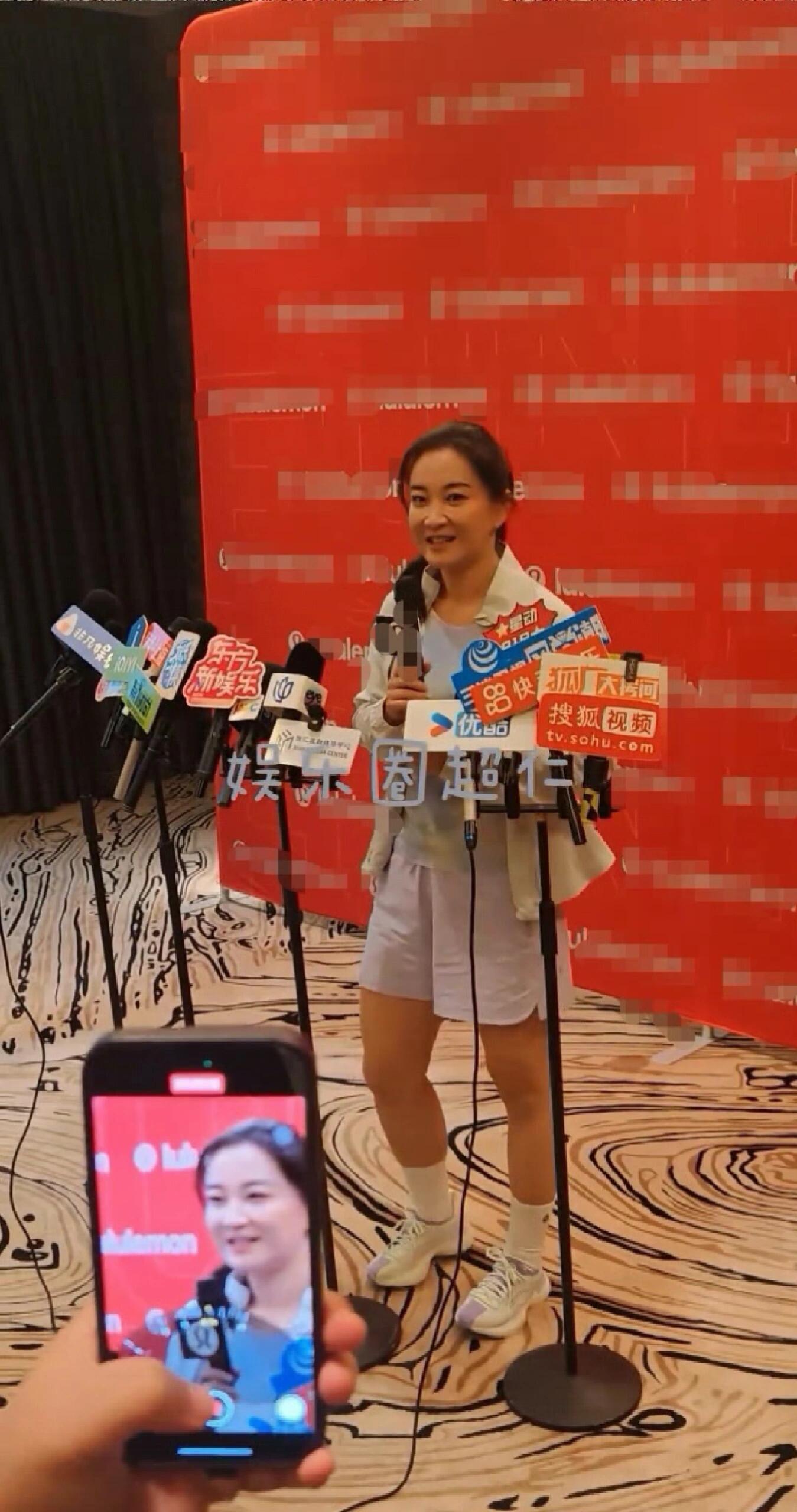 贾玲现场和镜头对比好明显，难怪女明星都拼了命瘦，现实中瘦得离谱，镜头里才刚好。