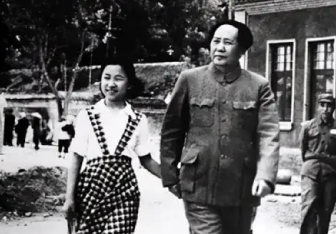毛主席正在吃饭，李讷突然冒出一句：“为什么饭是香的，拉出的屎是臭的？”延安深秋