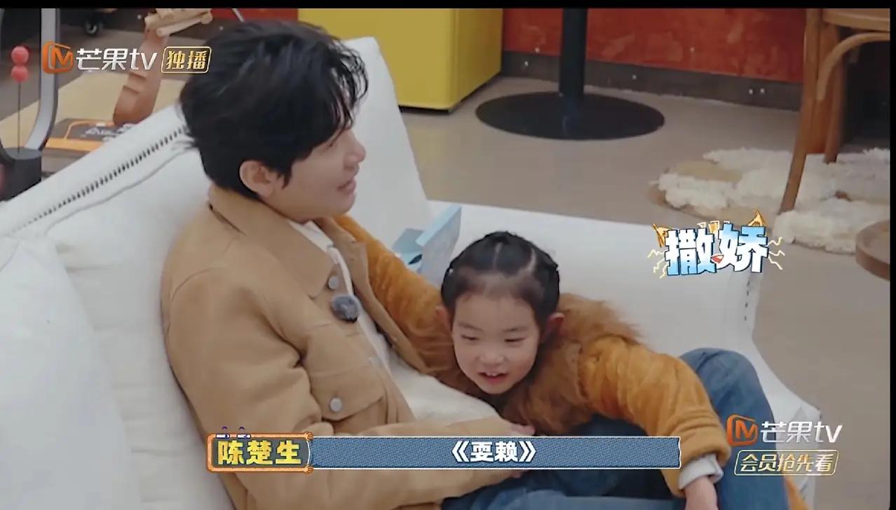 快乐老友记有风季不仅是美食季，还是催生季吧[笑着哭]！乔小刀女儿画画出镜，甜美小