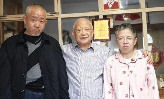 泪目了！国宝级核专家魏世杰夫妻都为中国核事业隐姓埋名26年，或许是受辐射影响，儿