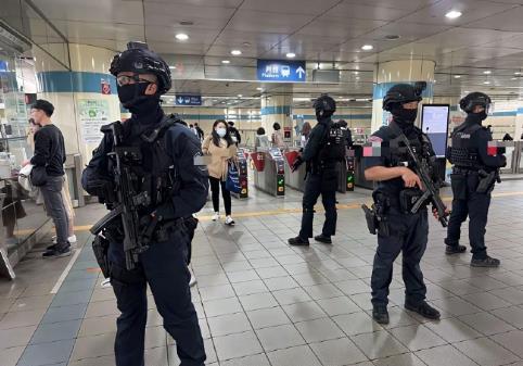 请看台湾省地铁现状，真的是人教人教不会，事教人一次就够。地铁内外全是荷枪实弹的巡