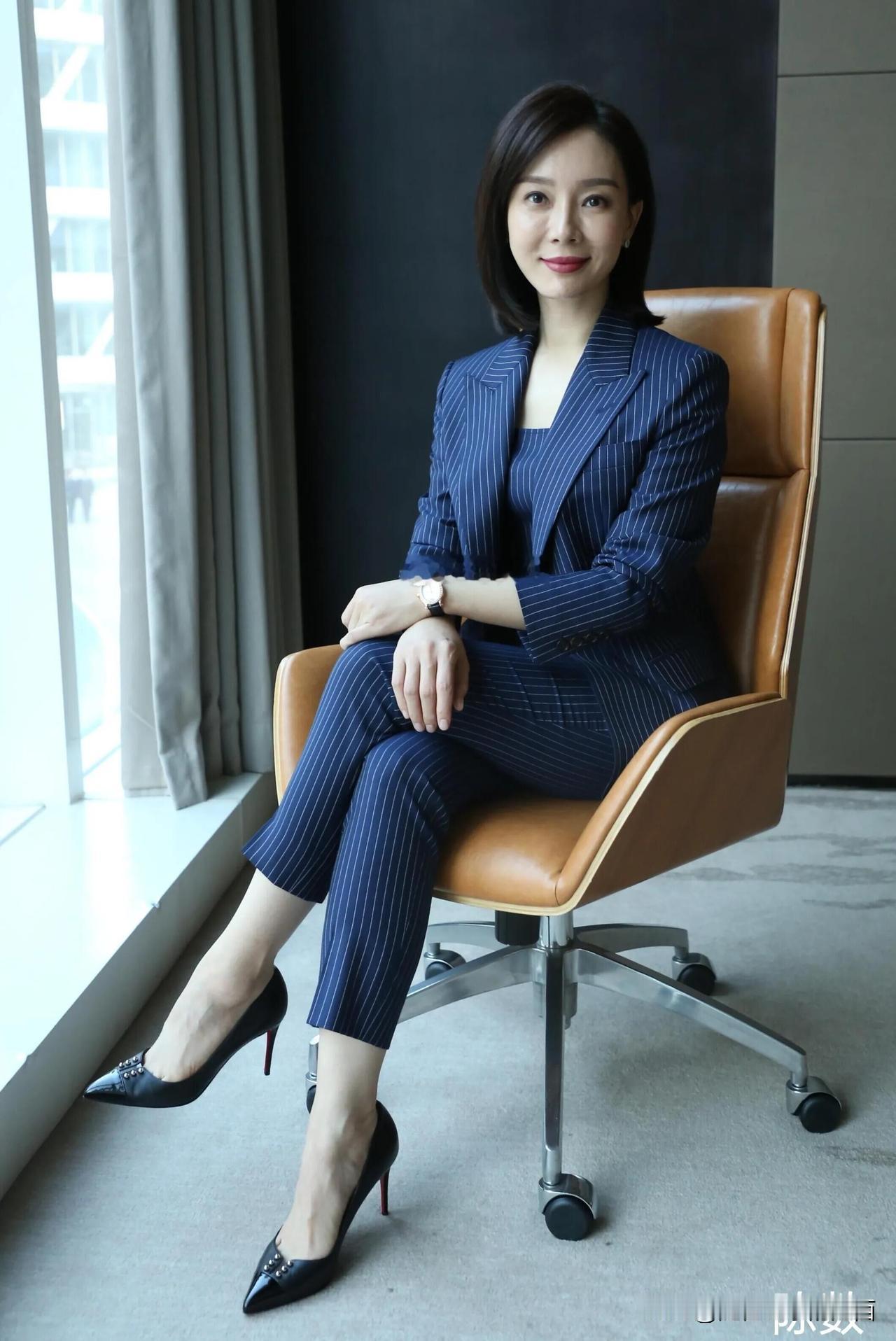 她是娱乐圈里医美最成功的一个人，五官长相都比较标致，40多岁了身材也保养的好，一