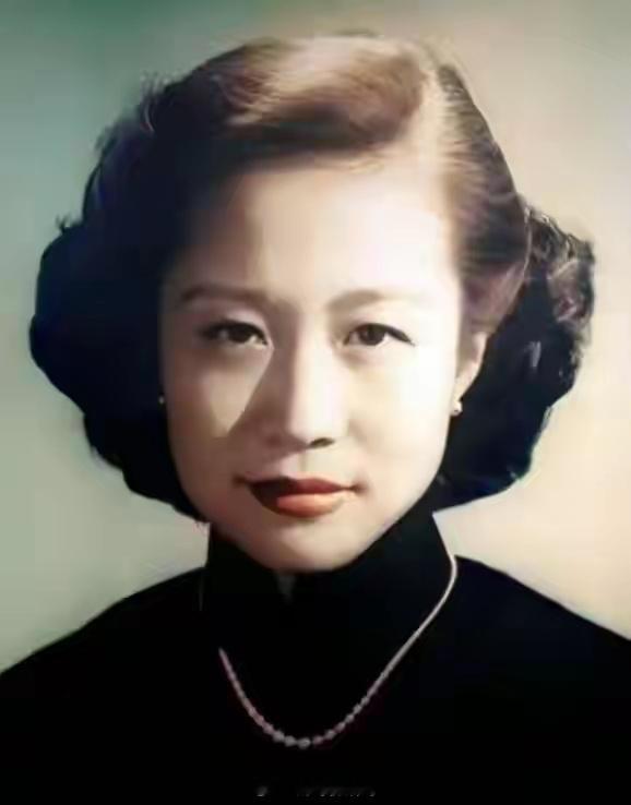 杨振宁发妻杜致礼有多美？1949年的美国留影，气质卓然，风华尽显​​​