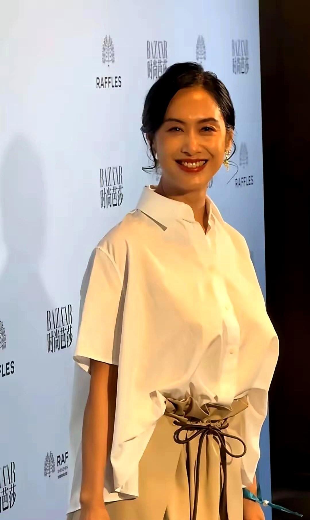 54岁的朱茵，居然因为一件大码风衣被骂惨了。网友痛心疾首，觉得她藏起了好身材，