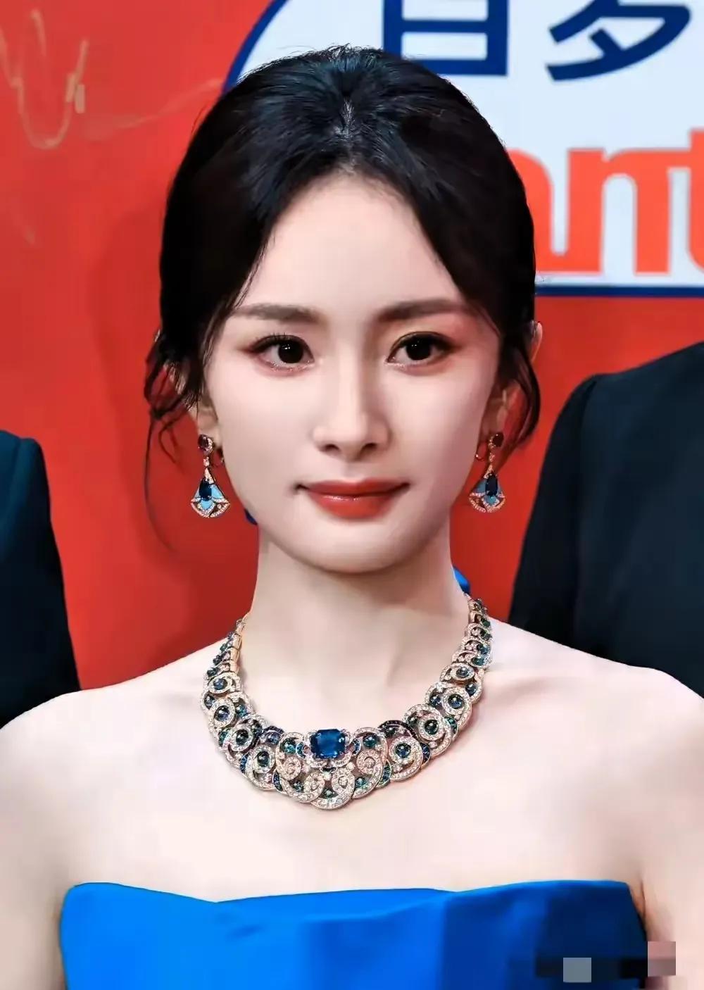 杨幂上海开幕式：红毯女王闪耀登场杨幂在上海开幕式上美得令人窒息，直接“美翻了