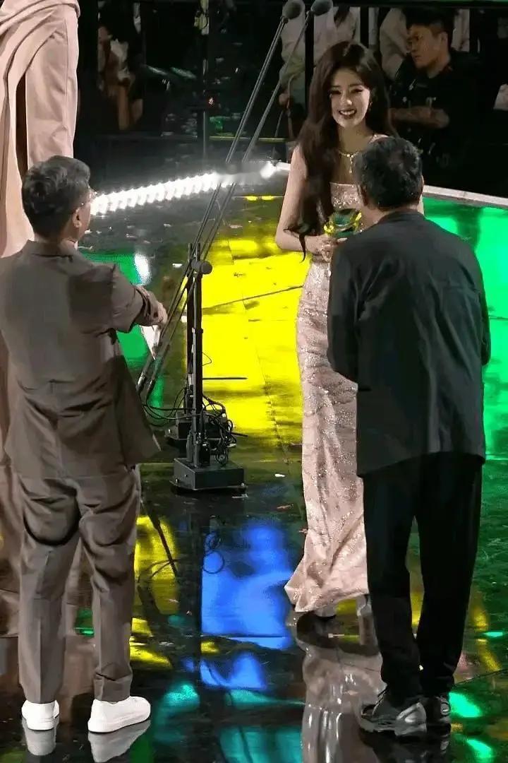 3.7%的人拿走90%资源剩下97%的经纪人连剧本都看不懂，更别说谈跨国合