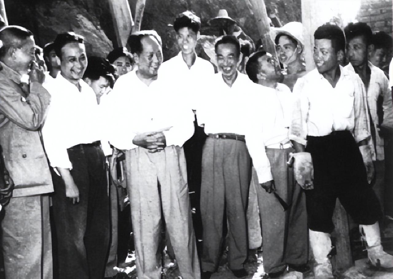 1958年，毛主席前往革命先驱陈独秀的家乡安徽安庆进行视察，看着曾经革命伙伴的故