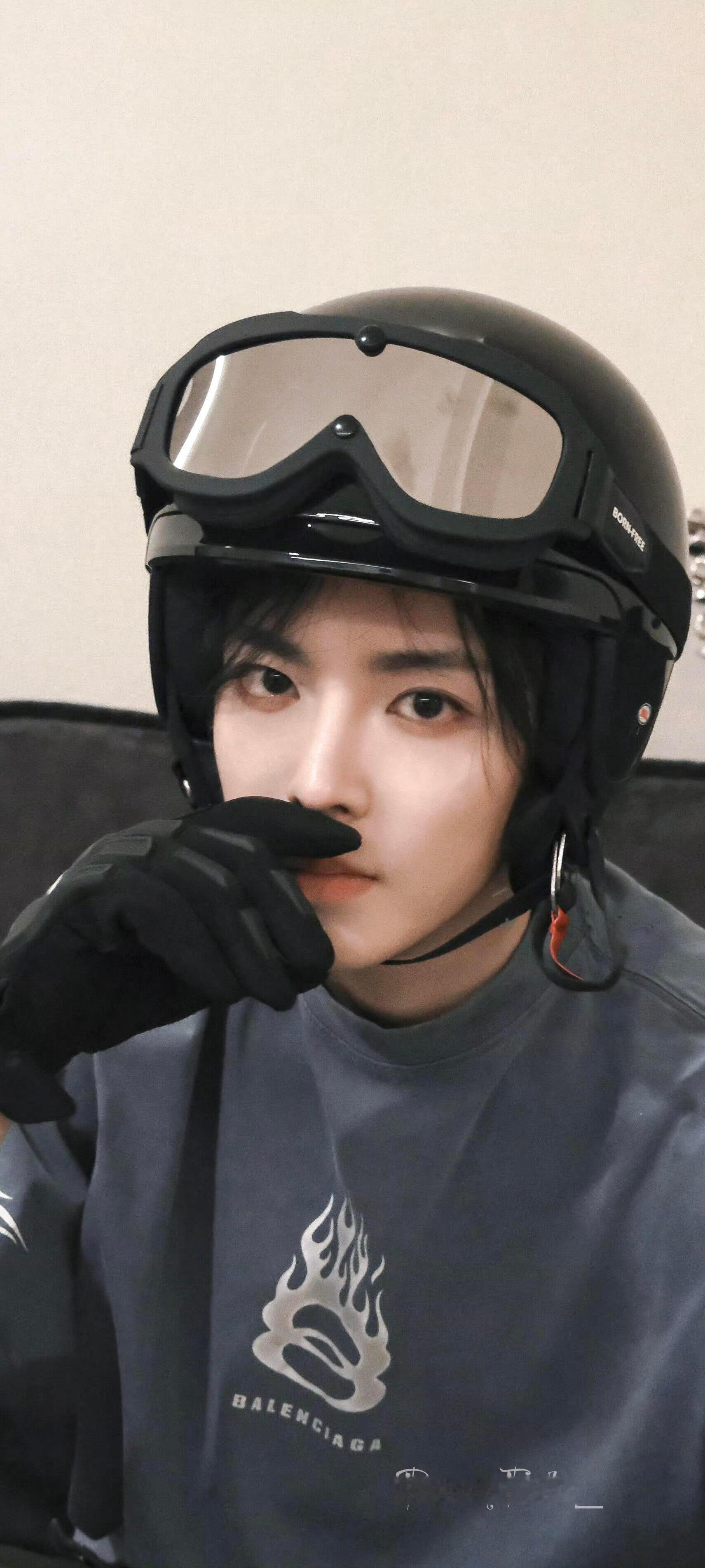 SHARE•18张【侯明昊】壁纸合集🏍​​​