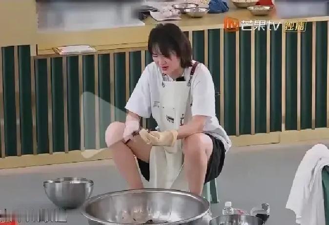 姚安娜不演戏，才是华为最大的损失？她在《老舅》片场，坚持在围裙上抹了道洗碗的