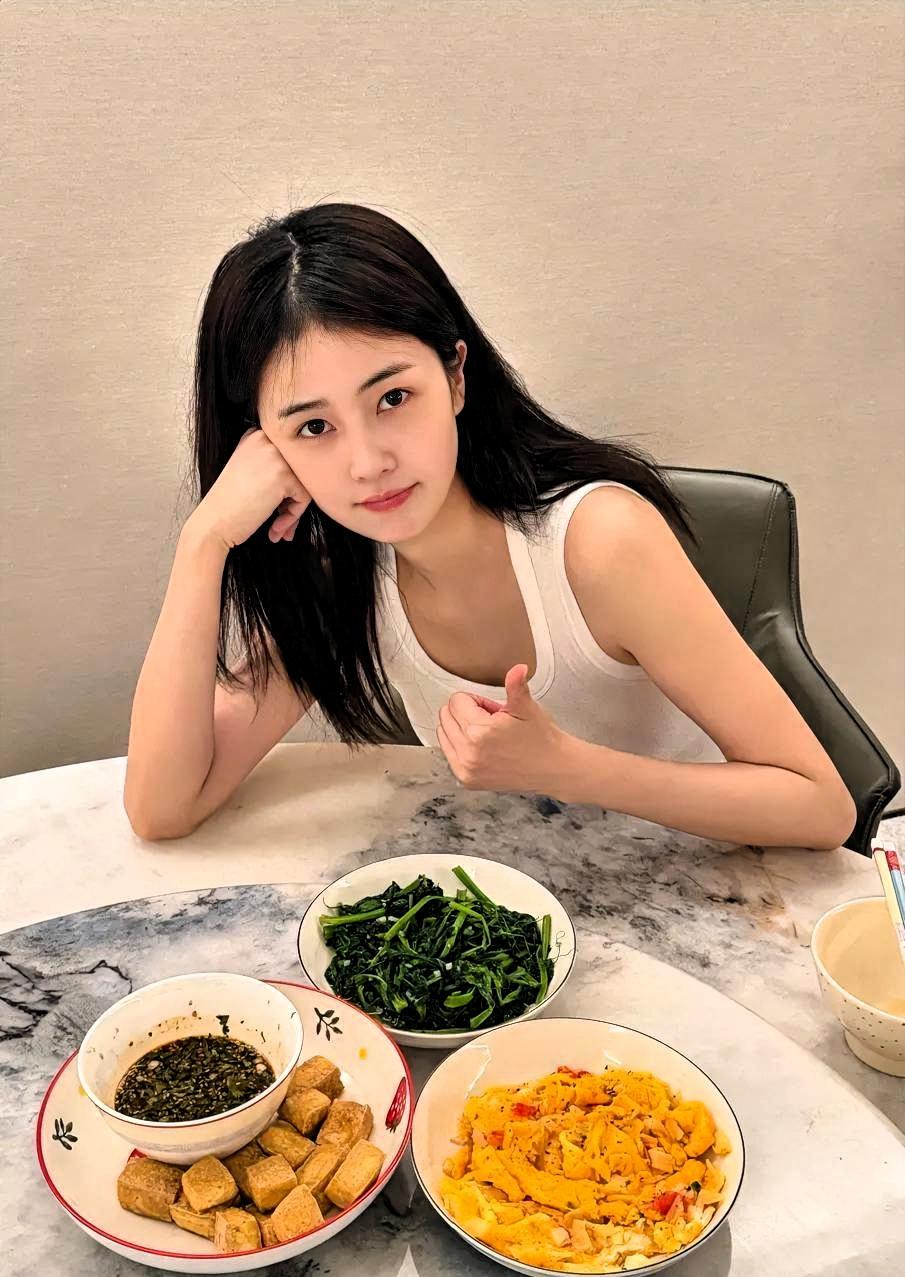 别再说卸了妆都一样丑了。白鹿素颜被拍，31岁的脸干干净净，眼睛又圆又亮，说像20