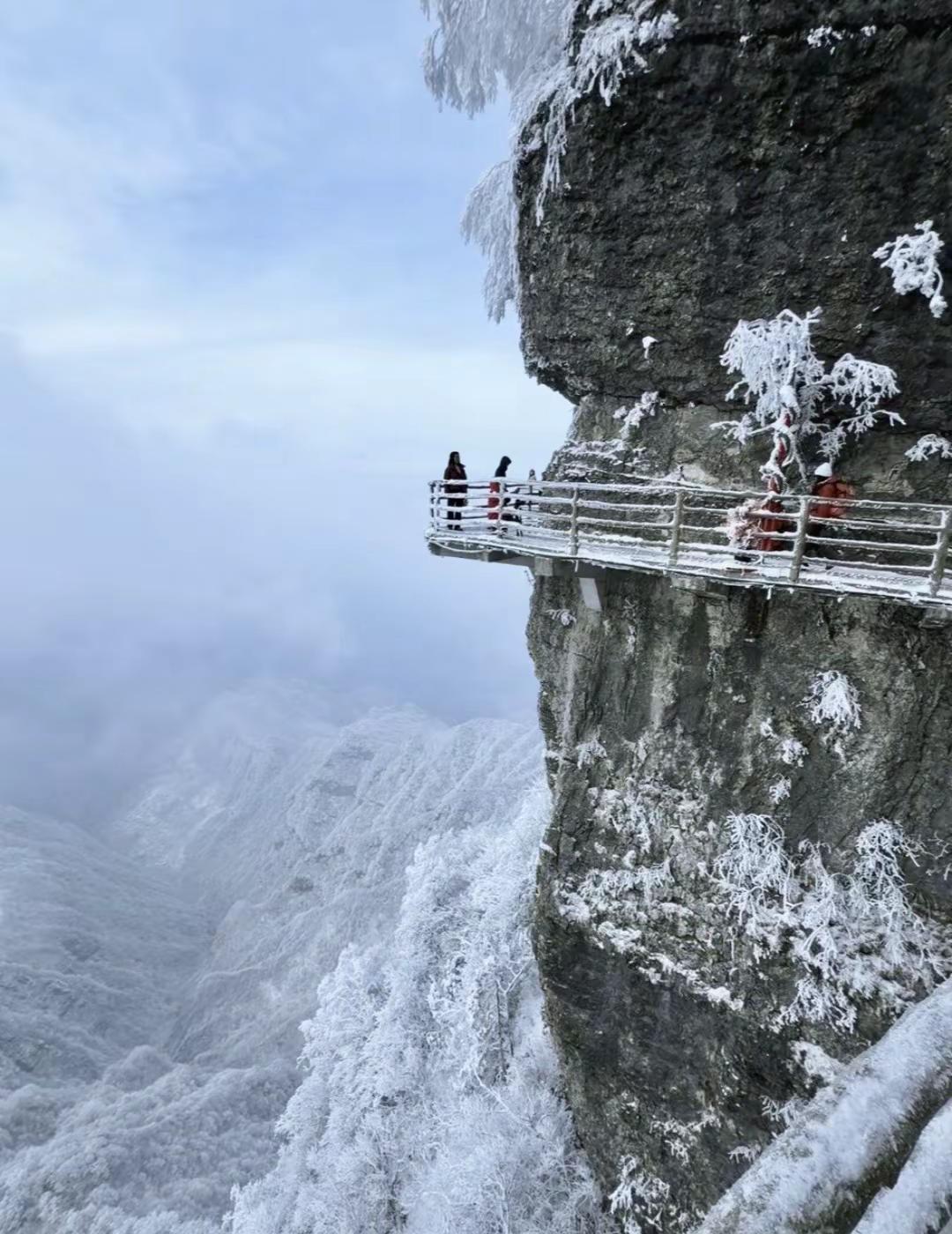 这山你确定不爬？雪景爬山