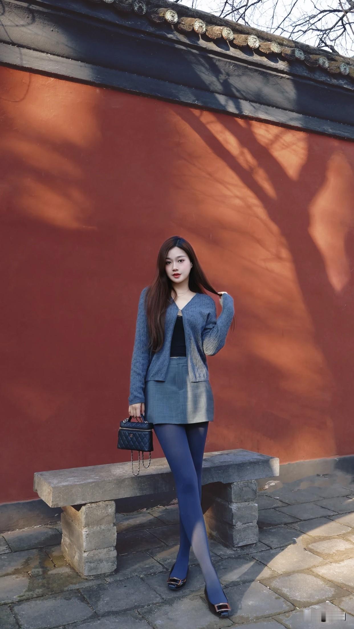 气质穿搭怎么穿才恰到好处?纯色羊毛大衣、垂坠真丝衬衫、挺括棉质长裤，比花哨服饰更