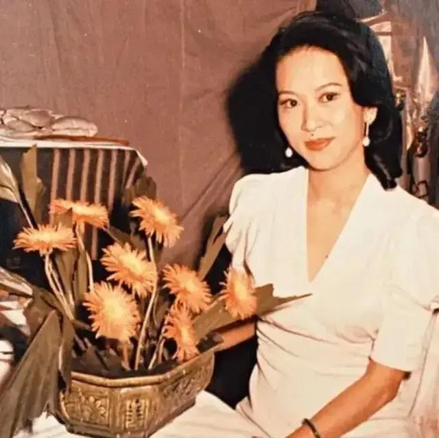 1965年，一名20岁的香港舞女，嫁给49岁的富豪，婚后30年没有脱过塑身衣，然