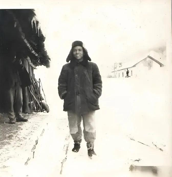 60年代，穿着补丁裤子的男人走在大街上，那时候笑破不笑补上世纪60年代，在那