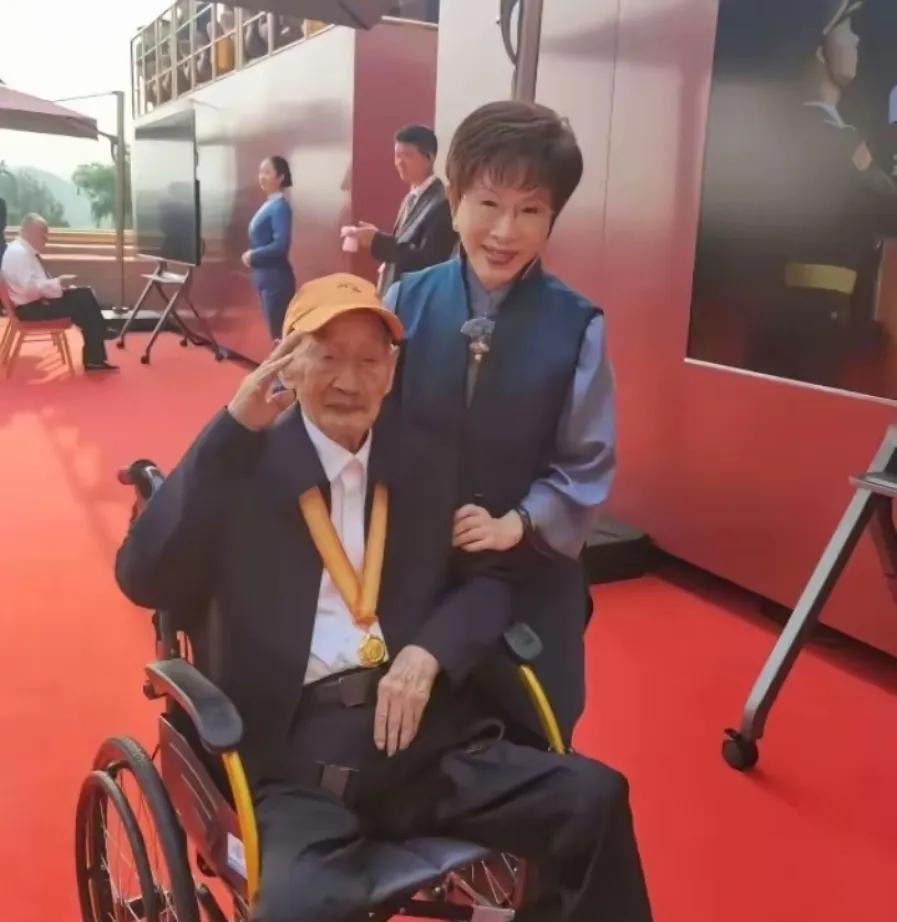大阅兵时，洪秀柱出现在观礼台，这是与老兵的一张合影。这次大阅兵我全程通过直播的