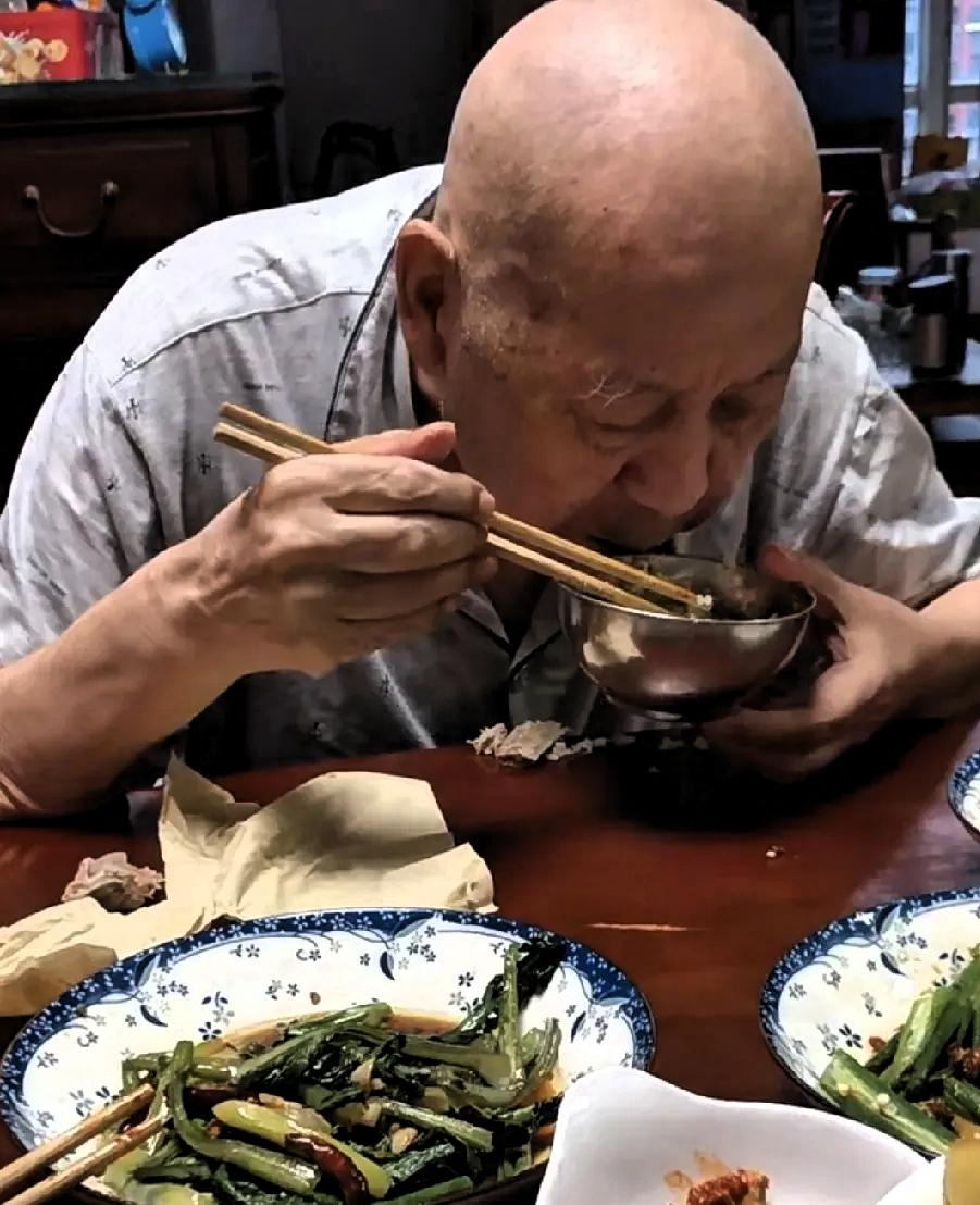 新式养老“外卖搭子”火了！一位70岁的独居大爷，每月有四千多元退休金，收入稳定够