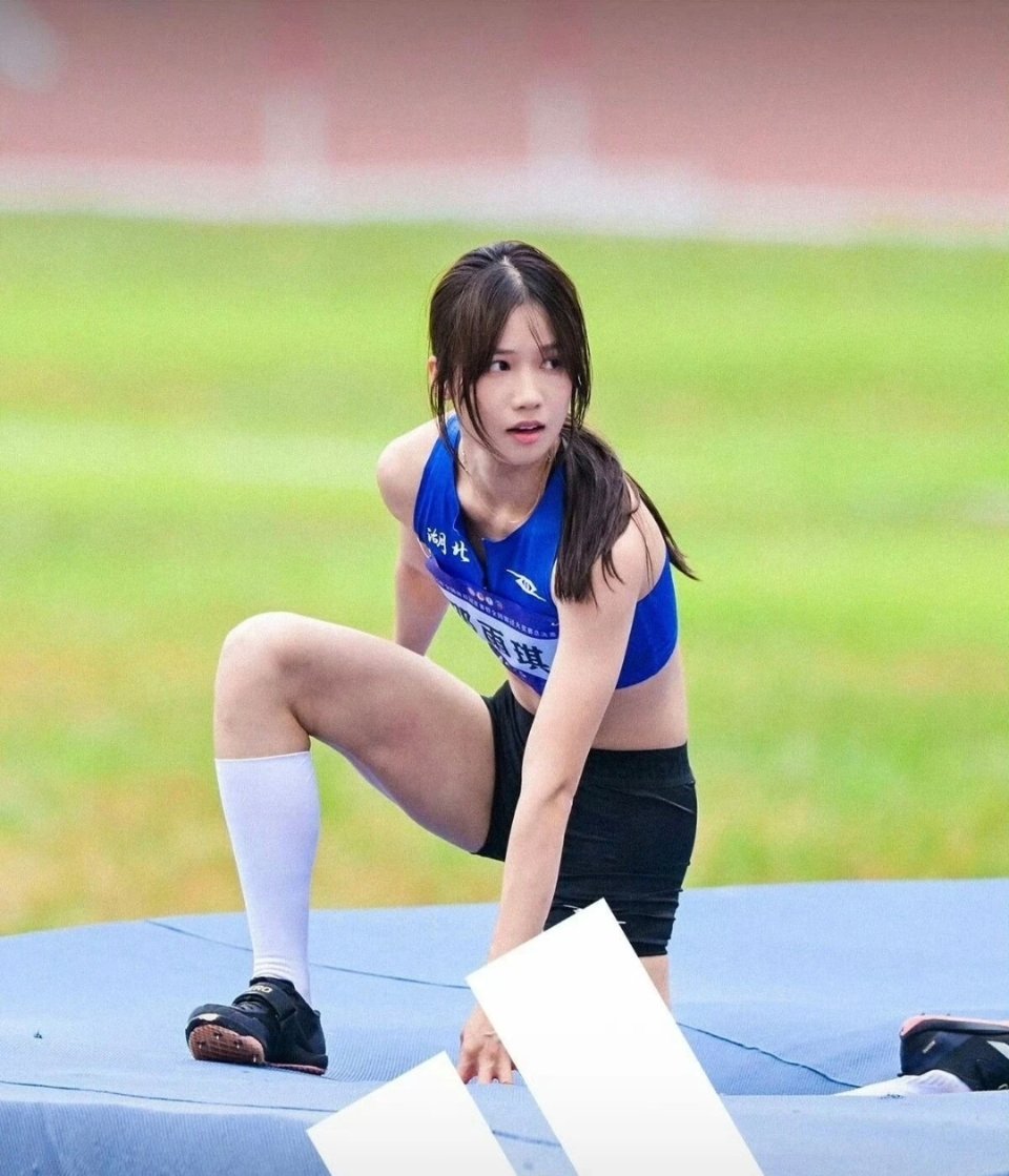 清华美女研究生们在全运会上的夺冠时刻堪称“颜值、学识、实力”的三重巅峰！苏玲丹以